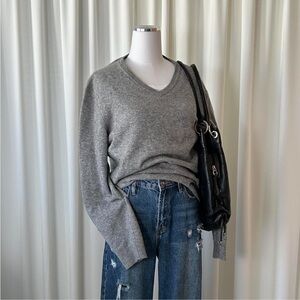 Club Room Luxury Grey 100% cashmere V-neck sweater Size Medium